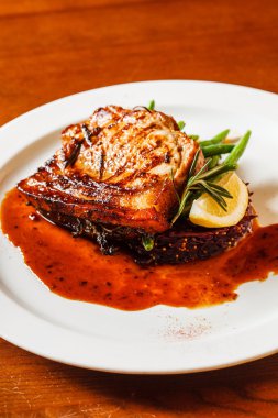 Kırmızı lahana ile eti biftek