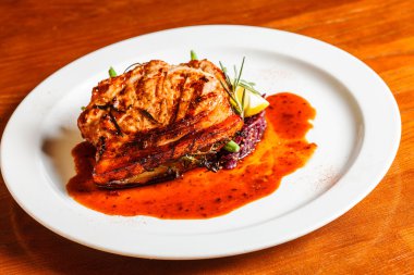 Kırmızı lahana ile eti biftek