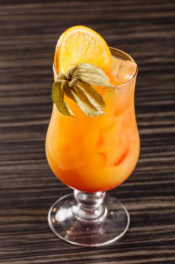 Taze kokteyl portakal ile