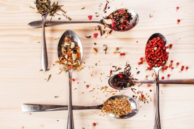 Baharat kaşık ahşap masa üzerinde üzerinde