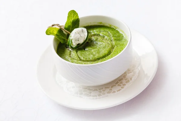 민트 잎 녹색 크림 수프 — 스톡 사진