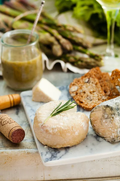 Placa de queso con verduras — Foto de Stock