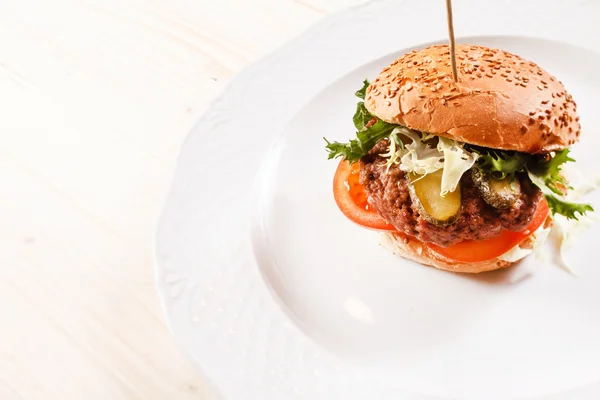 Hamburger savoureux sur assiette — Photo