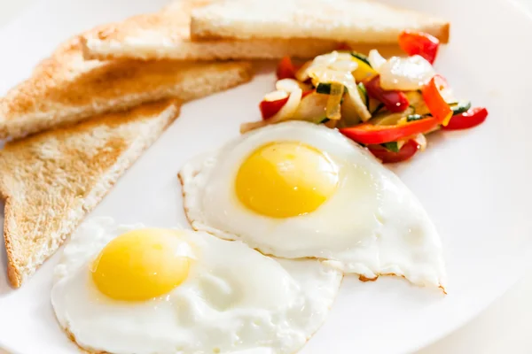 Uova secche, pane tostato e insalata — Foto Stock