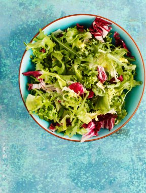 Kasede taze yeşil salata