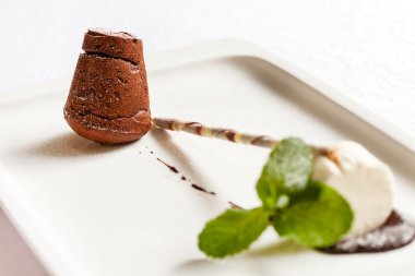 Dondurmalı çikolatalı pasta.