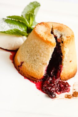 Berry kek üzerine beyaz