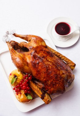 Elma kavrulmuş hindi