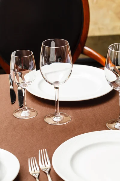 Tisch zum Essen gedeckt — Stockfoto
