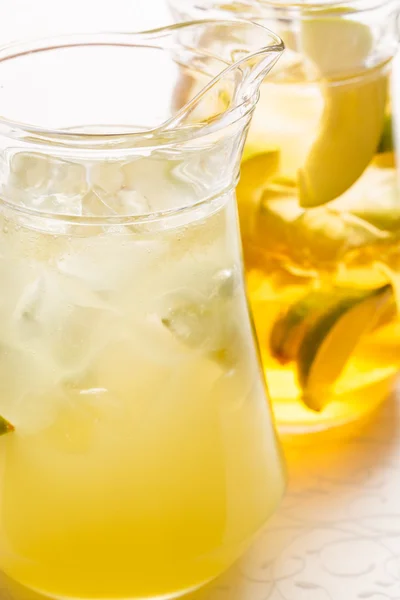 Bebida de limonada com limões e gelo — Fotografia de Stock