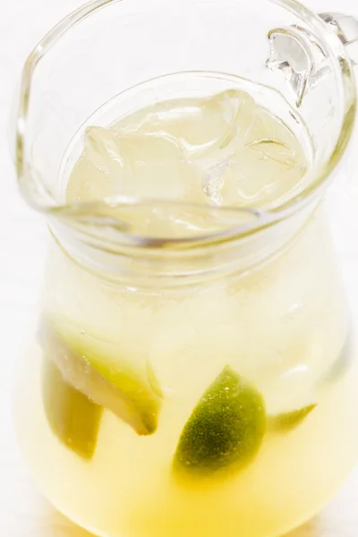 Bebida de limonada con limones y hielo —  Fotos de Stock
