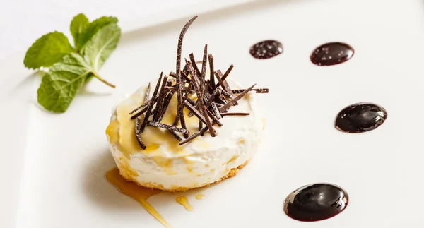 Tarta de queso con chocolate en el plato —  Fotos de Stock