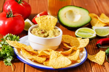 Meksika guacamole cips ile