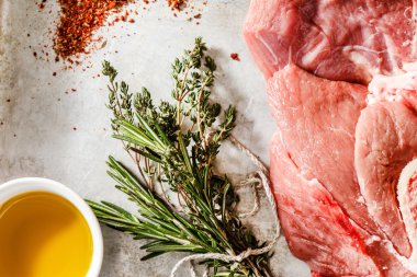 Otlar ile çiğ taze et