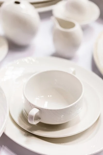 Keramisch tafelgerei op tafel — Stockfoto