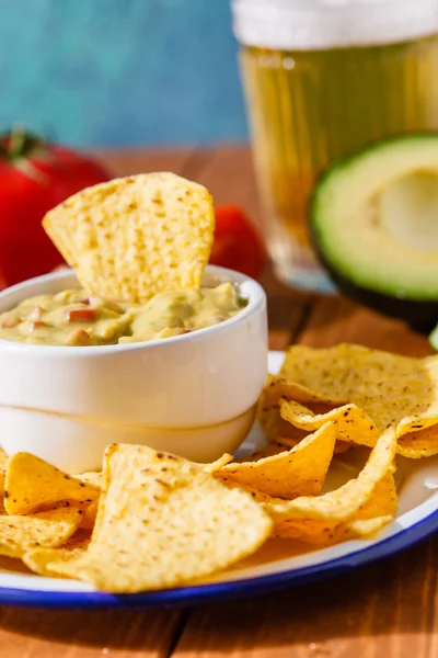 Mexikanische Guacamole mit Nachos — Stockfoto