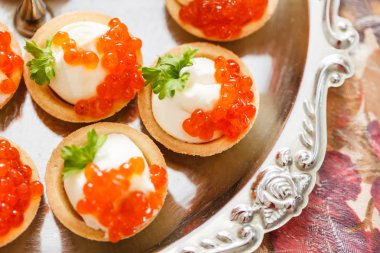 Peynir ve havyar ile kanepeler