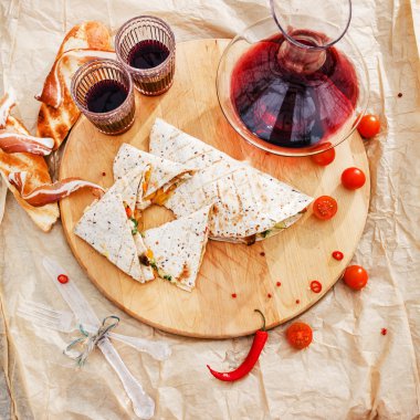 Kırmızı şarap gözlük ile Quesadilla