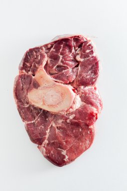 Kemik ile çiğ biftek