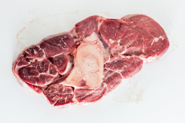 Kemik ile çiğ biftek