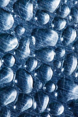 metal zemin üzerine düşer