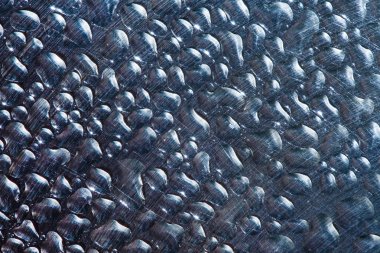 metal zemin üzerine düşer