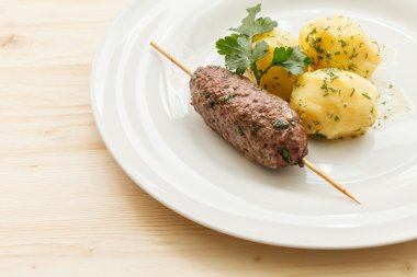 Plaka üzerinde patates kebabı