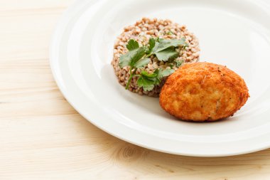 Göğsü plaka üzerinde buğday ile