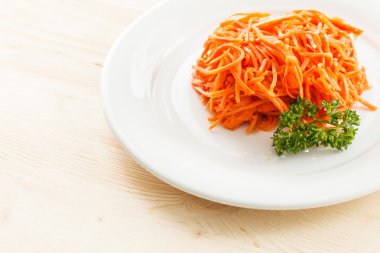 Havuç salatası plaka üzerinde