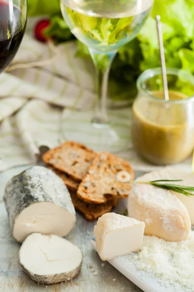 Peynir tabağı ile şarap bardakları — Stok fotoğraf
