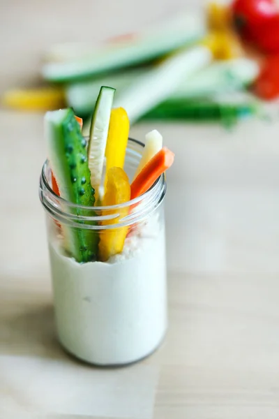 Hummus con verduras en vidrio —  Fotos de Stock
