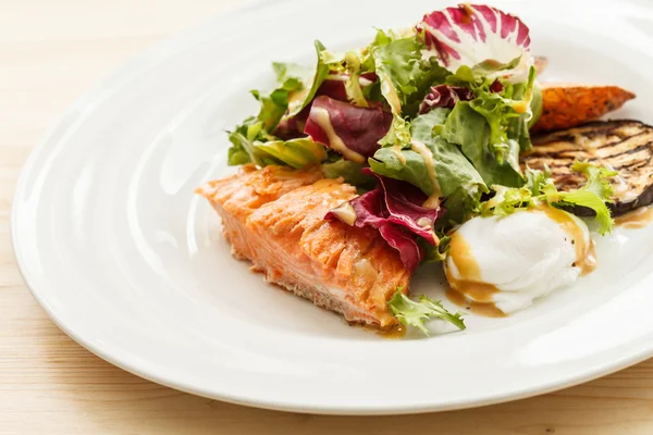 Salmón con verduras a la parrilla — Foto de Stock