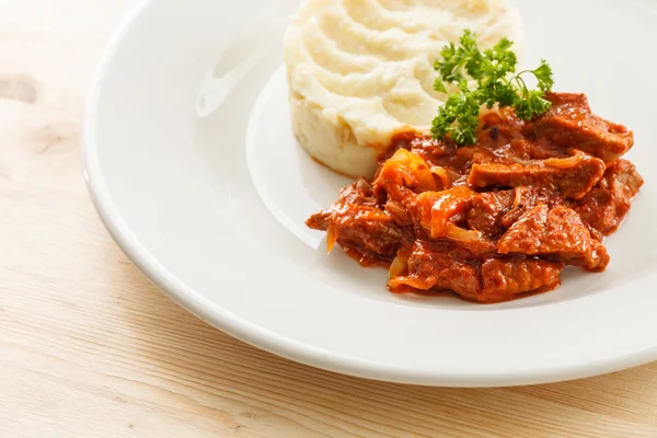 Guisado de carne com purê de batatas — Fotografia de Stock