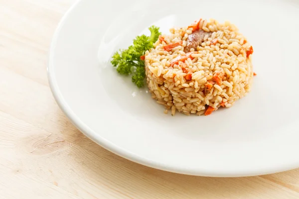 Arroz frito com legumes no prato — Fotografia de Stock