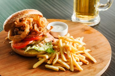 Patates kızartmalı hamburger.