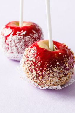 karamelli elma sopa üzerinde