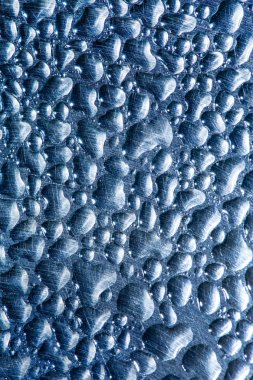 çelik arka plan üzerinde su damlaları