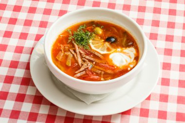 Etli lezzetli solyanka