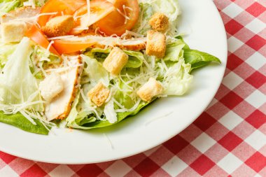 Sezar salatası plaka üzerinde