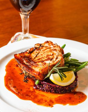 Kırmızı lahana ile eti biftek