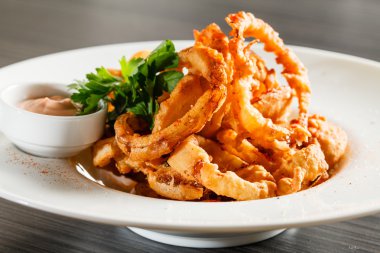 Kızarmış soğan halkaları.