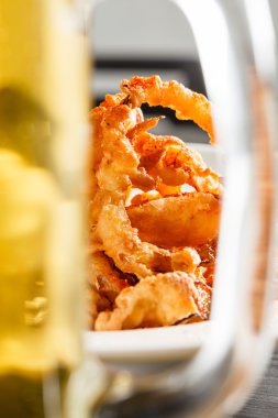 Kızarmış soğan halkaları.