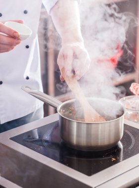 iş yerinde profesyonel şef