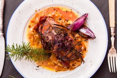 Tabakta ördek kızartma