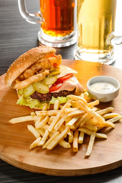 Burgare med pommes frites — Stockfoto