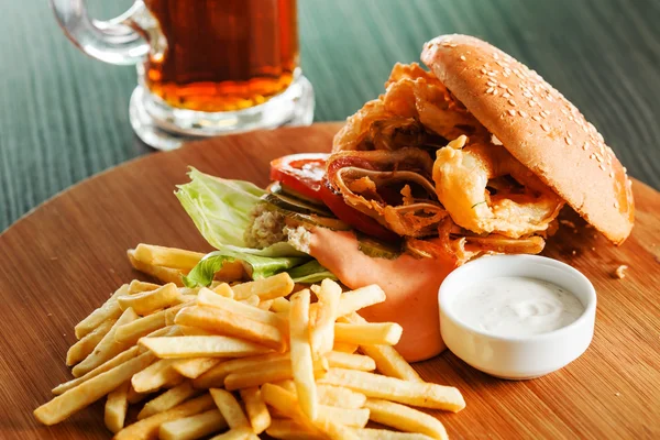 Burger mit Pommes — Stockfoto