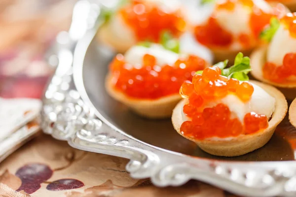 Sabrosos canapés con caviar —  Fotos de Stock