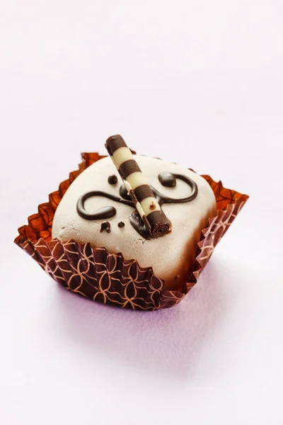 Süßes Dessert auf Weiß — Stockfoto