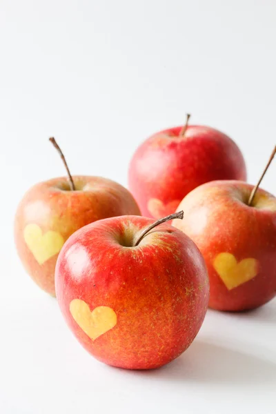 Manzanas con símbolos del corazón — Foto de Stock