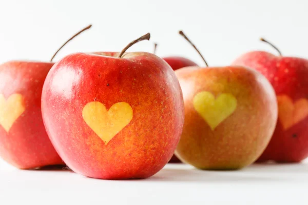 Manzanas con símbolos del corazón — Foto de Stock